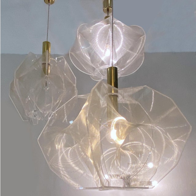 Mid-Century Modern Pendant Lamp in Clear Acrylic Glass, Wire and Brass, 1970s For Sale - Image 17 of 18