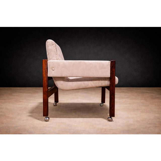 “Jimi” Armchair with Wheels in Rosewood & Ultra Suede, Sergio Rodrigues, 1971 - Lot 420 For Sale - Image 11 of 13