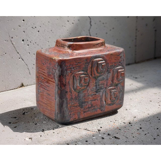 Danish stoneware vase by Désirée Stentøj. Model number: 4003 Origin: Denmark Date: 1960s Material: Stoneware (Stentøj)...