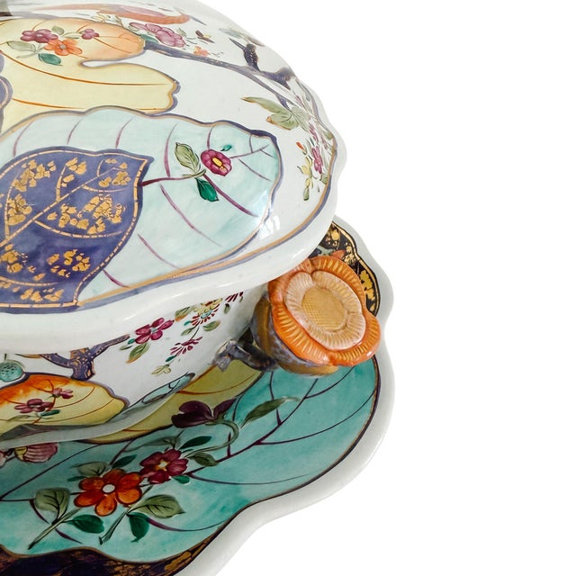 1990s Mottahedeh Tobacco Leaf Porcelain Tureen With Underplate, Hand-Painted With Gilt Details, Portugal For Sale - Image 11 of 18