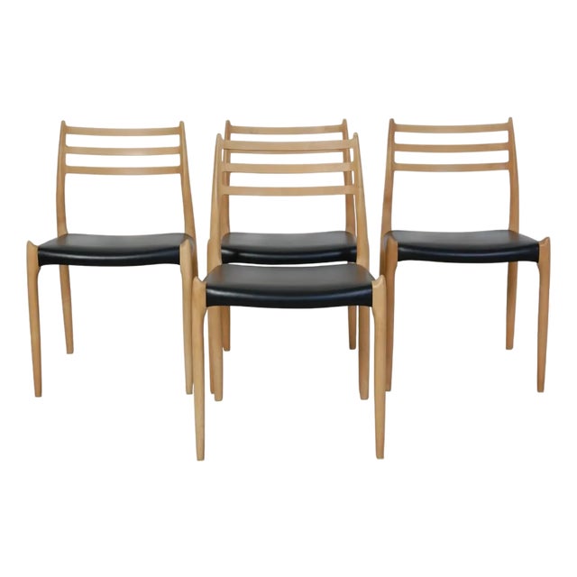 No78 Chairs in Beech and Black Leather, Set of 4 For Sale