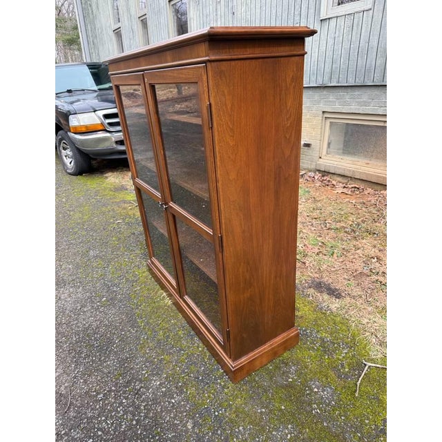 Late 20th Century Traditional-Style Walnut Wood 2 Glass Door Bookcase or Display Cabinet For Sale In Washington DC - Image 6 of 14