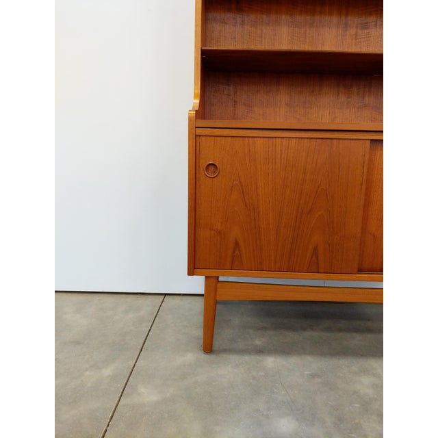Vintage Danish Modern Teak Bookshelf / Cabinet For Sale In New York - Image 6 of 12