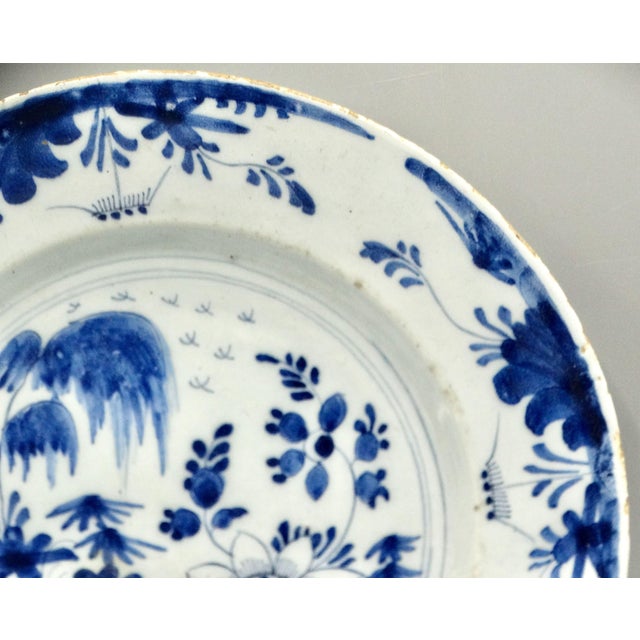 Chinoiserie 18th-Century Chinoiserie Delftware Plate For Sale - Image 3 of 12