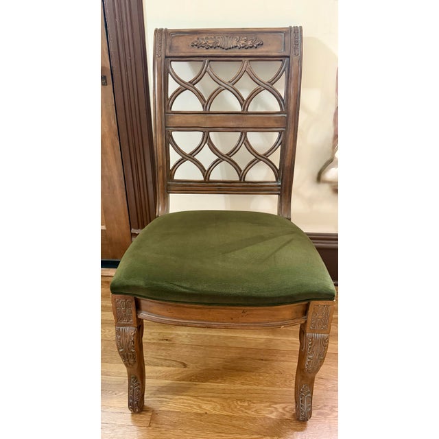 6 sturdy, yet comfortable Drexel Heritage dining chairs with beautiful detailing. They match a dining table and 6...