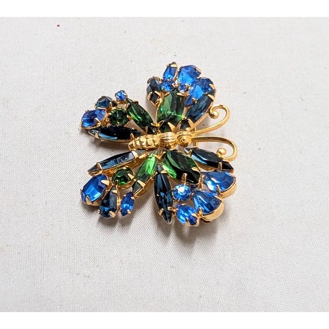 Napier Vintage 1950s Signed Napier Faux-Sapphire & Emerald Butterfly Brooch For Sale - Image 4 of 9