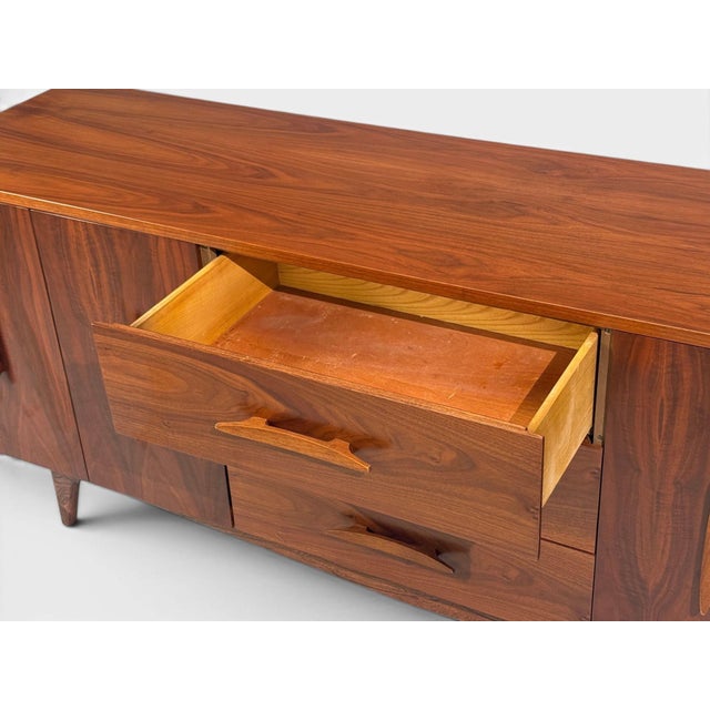 Young Manufacturing, Standard Dreser, Walnut, Usa, 1960s For Sale - Image 13 of 15