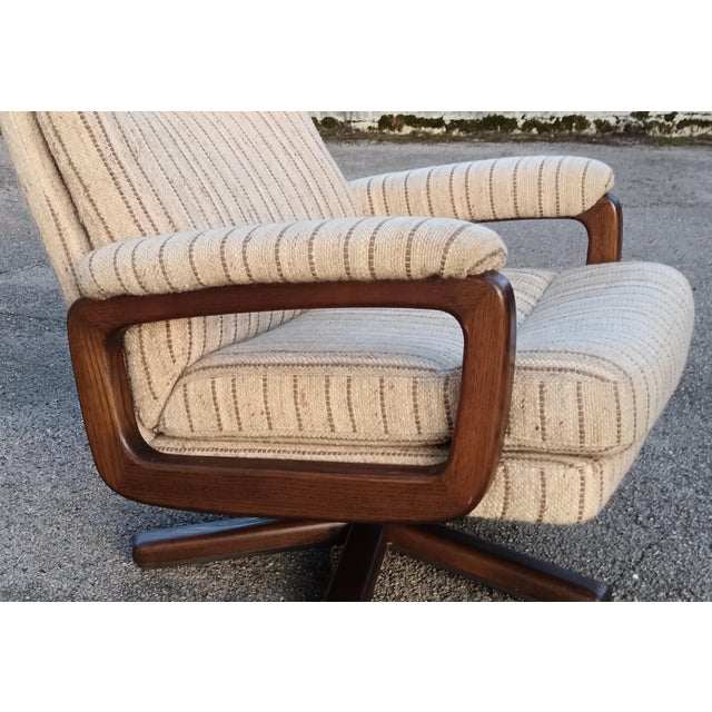 Set of Mid-Century Swivel Armchair and Ottoman in Tweed and Wood, 1970 For Sale - Image 6 of 13