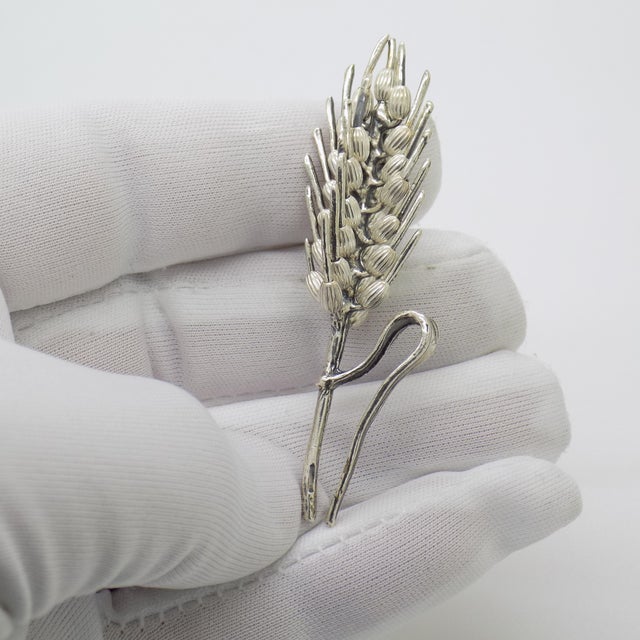A refined vintage miniature depicting a life size wheat ear, handmade in Continental Silver (800/000) in Italy between the...