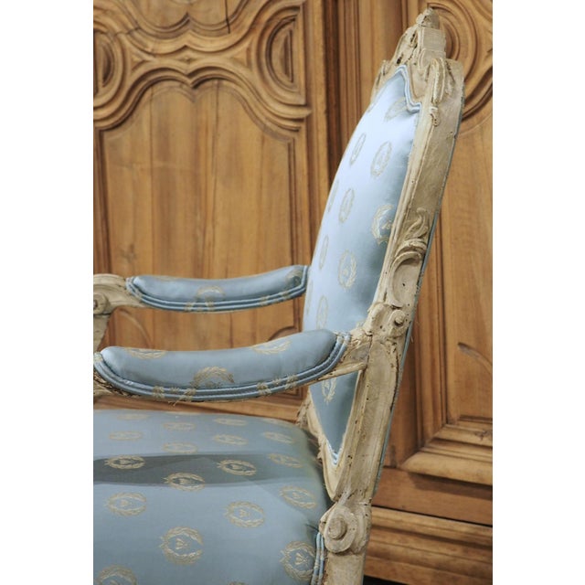 18th Century French Painted Louis XV Fauteuil À La Reine Armchair With Blue Silk For Sale - Image 14 of 18