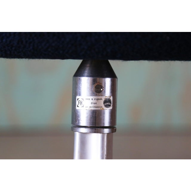 Textile 1960s Navy Blue Swan Chair Arne Jacobsen for Fritz Hansen Danish Modern Swivel & Rock For Sale - Image 7 of 12