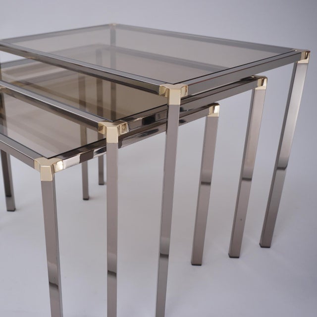 Late 20th Century 1980s English Vintage Nest of Tables in Polished Graphite Chrome & Gold Plated Metal Frame With Smoked Glass by Kesterport for Harrods - Set of 3 For Sale - Image 5 of 13