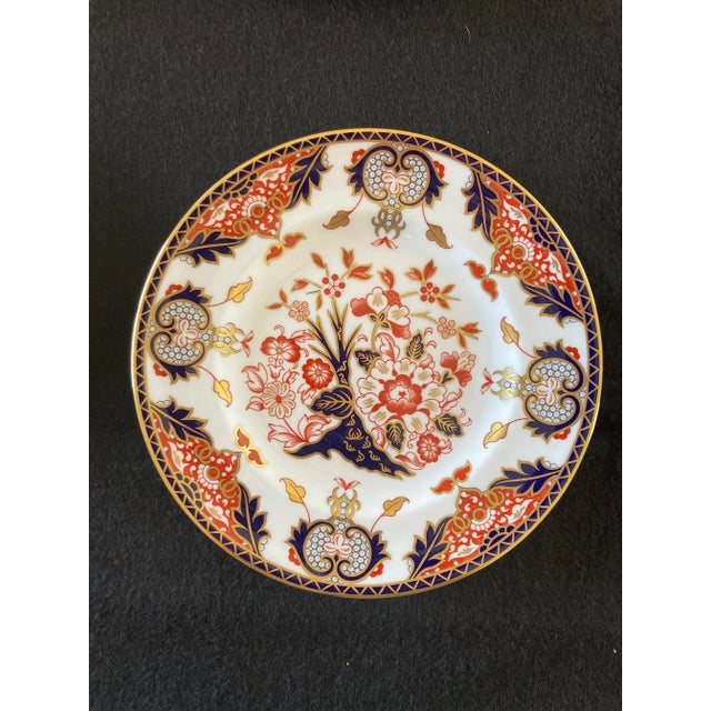 English Set of 4 Dinner Plates in Classic Imari Style English Bone China"Derby Japan" Pattern by Royal Crown Derby For Sale - Image 3 of 3