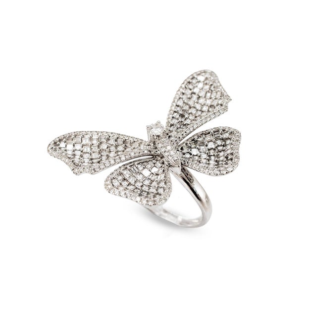 Gender: Ladies Metal Type: 18K White Gold Ring Size: 7 Width: 41.00 mm Weight: 13.86 grams Ladies 18K white gold, diamond...