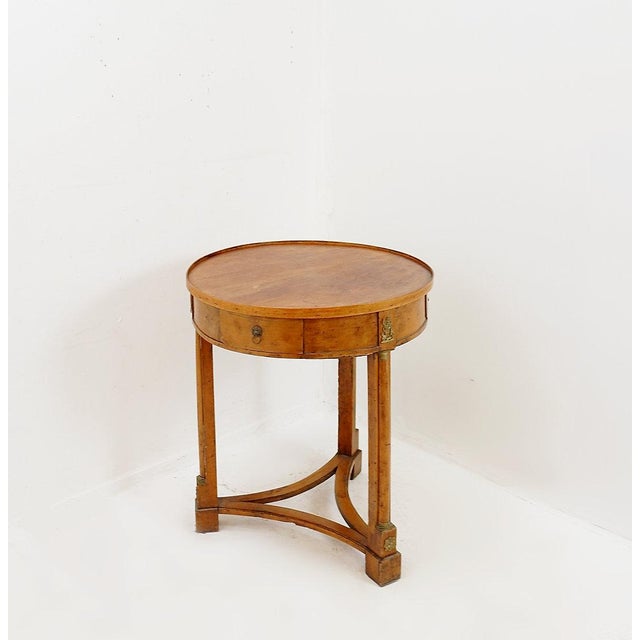 Antique - Decoration - 19th Measures : Ø 66cm - H:74cm 19th-century Empire-style guéridon in light-colored wood. It...