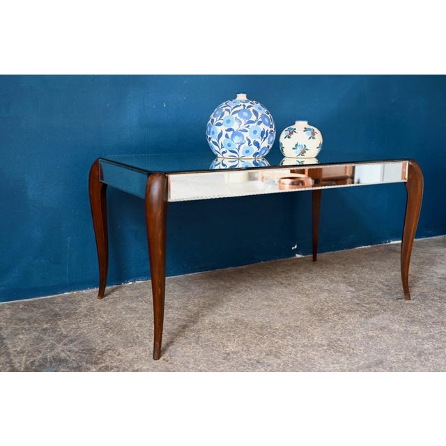 Bright and captivating, this 1940s coffee table is a lovely piece of French Art Deco. Its mirrored glass top, with its...
