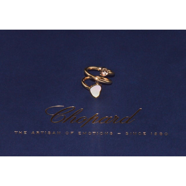 Modern Authentic Chopard Happy Hearts Double Wrap Twist Ring in 18k Rose Gold With Mother of Pearl & Floating Diamond, Size 6.5 For Sale - Image 3 of 16