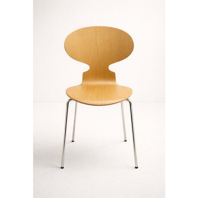 Set of 4 Arne Jacobsen ANT 3101 chairs, produced by Fritz Hansen. In excellent overall condition This piece has an...
