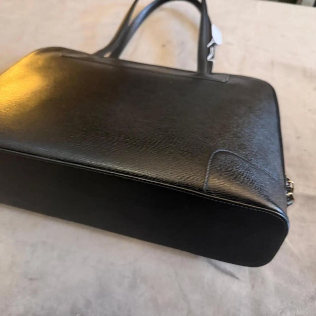 Gucci A 1990s Gucci Black Textured Leather and Brass Hardware Shoulder Bag For Sale - Image 4 of 14