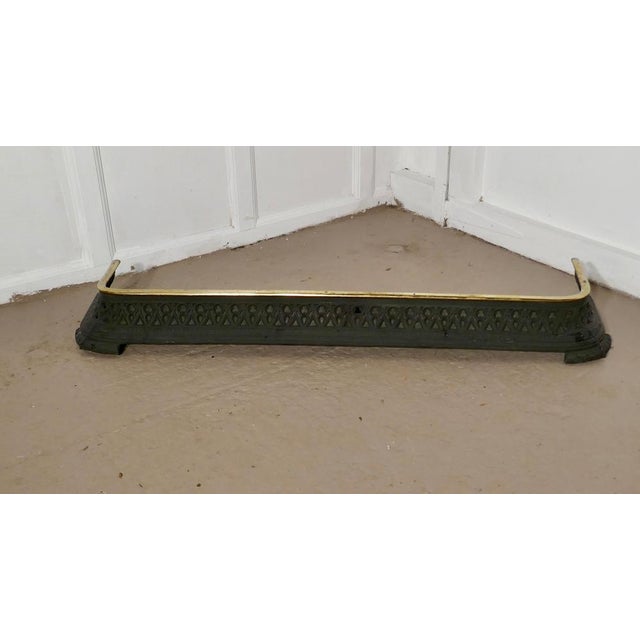 Arts & Crafts Victorian Heavy Brass and Iron Fender, 1880s For Sale - Image 3 of 5