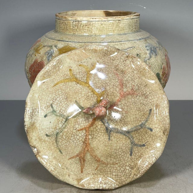 1950s Large Polychrome Crackle Glaze Ginger Jar With Lotus Leaf Lid and Foo Dog Finial (30cm) For Sale - Image 5 of 9