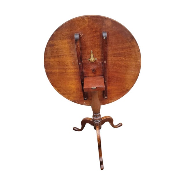 Brown 1920s Mahogany Inlaid Tilt-Top Table – Queen Anne Style Pedestal Center Table For Sale - Image 8 of 11