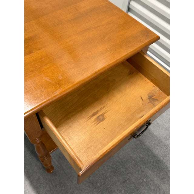Sienna Ethan Allen Heirloom Nutmeg Maple Colonial Early American Nightstand For Sale - Image 8 of 11