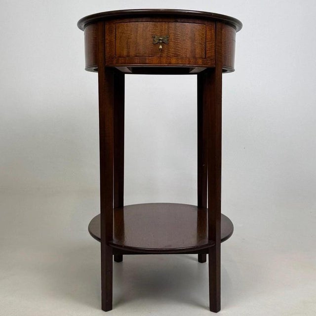 Antique English Edwardian Oval Side Table in Mahogany For Sale - Image 6 of 13