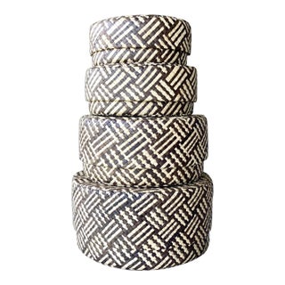 Late 20th-Century Herringbone Pattern Handwoven Rattan Quartet of Nested Round Basket Boxes, Indonesia - Set of 4 For Sale