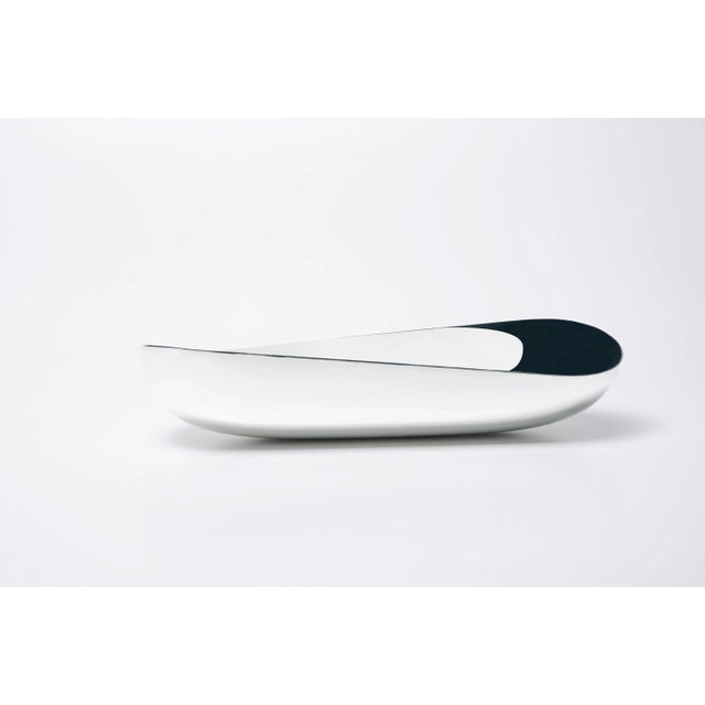 This bowl is made of glossy silver alloy with the AGHI texture.