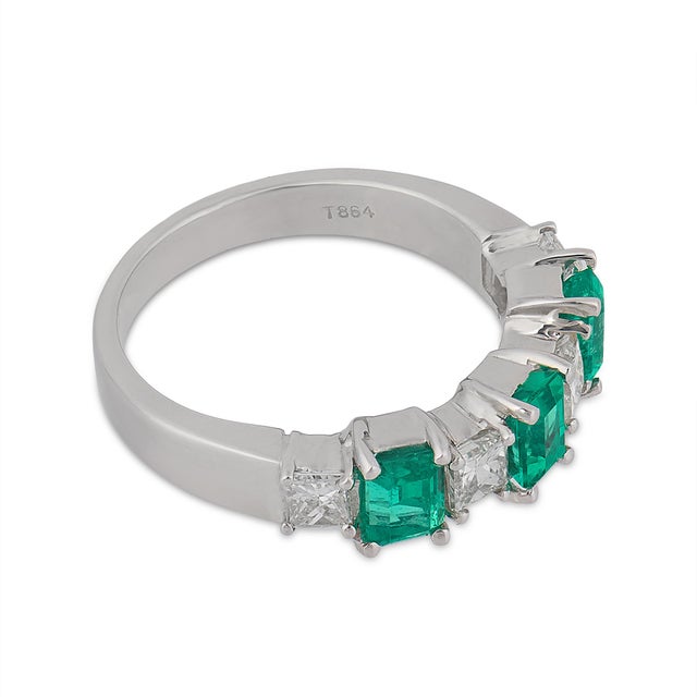Contemporary Vintage Emerald Diamond 18k Gold Band Ring, Size 6.5 For Sale - Image 3 of 6