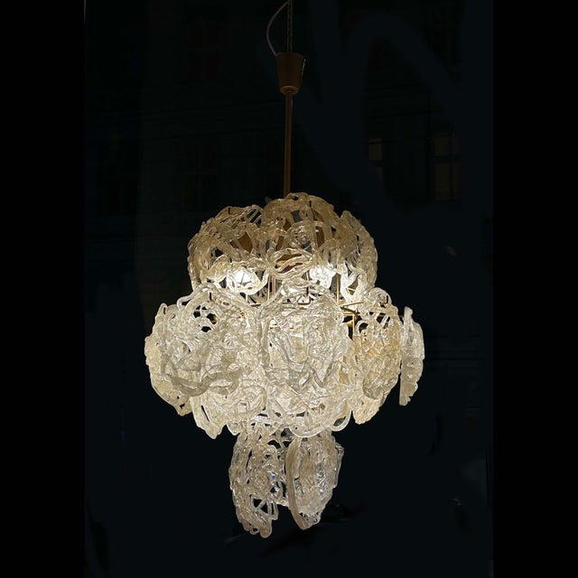 This exceptional pendant lamp from Mazzega's iconic Ragnatela series dates back to the 1960s and exemplifies the...