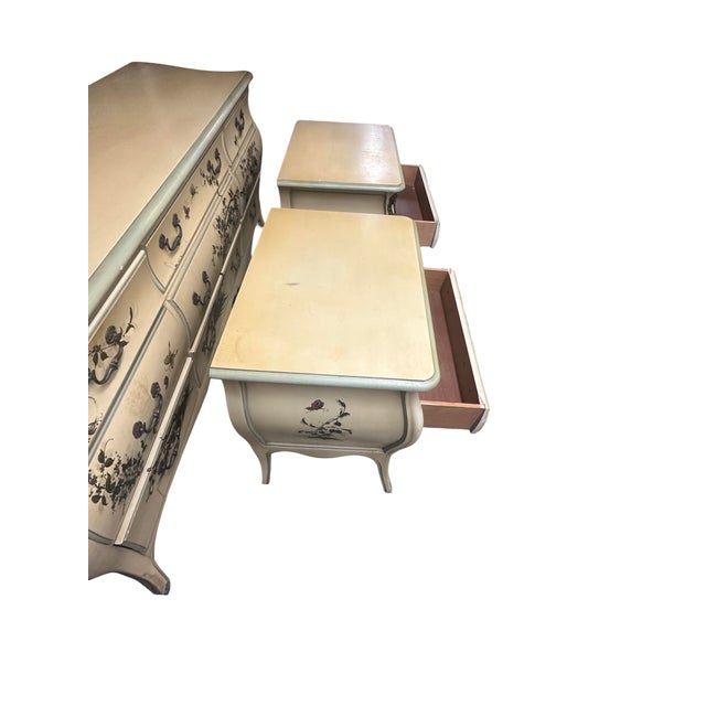 1960s 1960s French Provincial Hand-Painted Bombe Dresser & Nightstands – 3-Piece Set (Very Nice) For Sale - Image 5 of 9