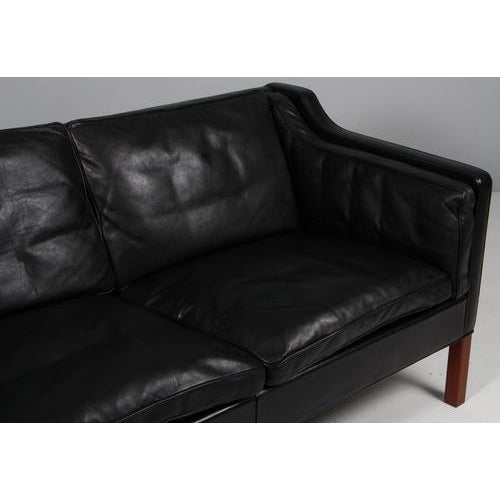 Børge Mogensen Model 2212 Black Leather and Teak Two-Seater Sofa by Børge Mogensen for Fredericia For Sale - Image 4 of 8