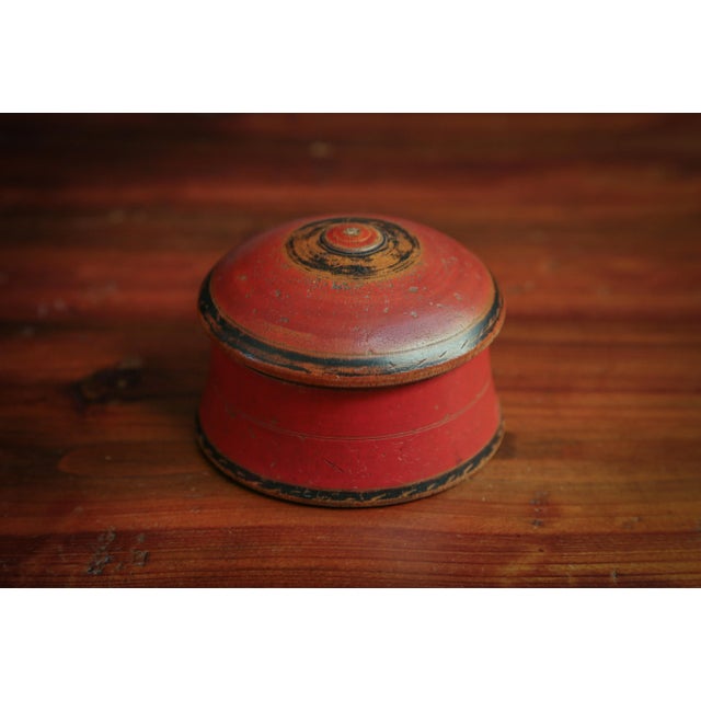 Vintage Indian Tika Spice Lacquer Wooden Box in Red & Black Patina For Sale In San Diego - Image 6 of 9