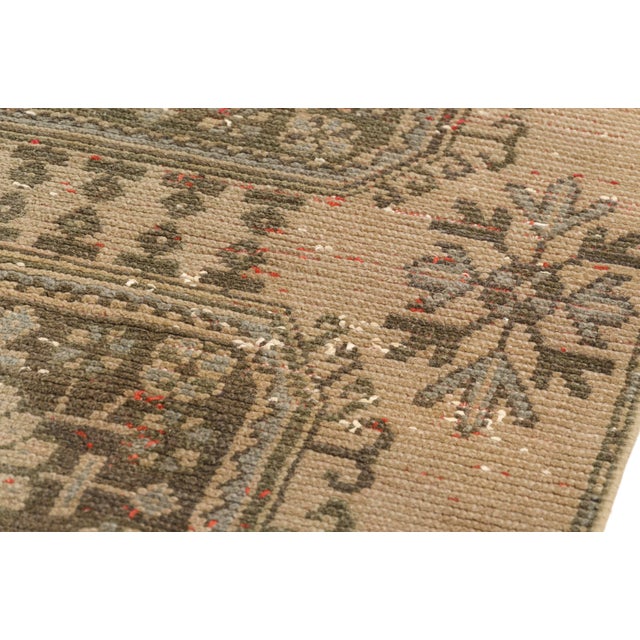 Textile Mid 20th Century Muted Stone Grey & Sand Floral Medallion Rug For Sale - Image 7 of 10