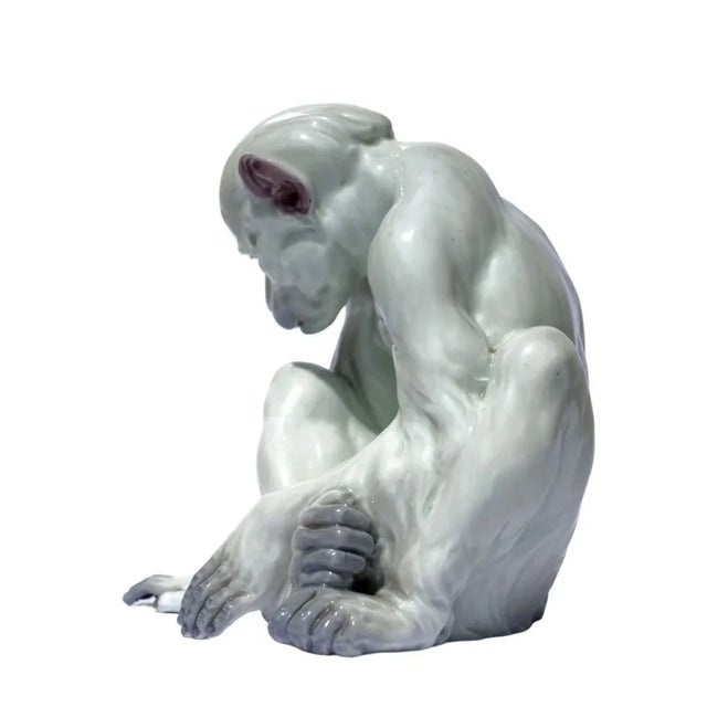 Porcelain monkey Heubach Gebrüder Germany 1920 Excellent condition The ladybug (or other insect) on the hand is missing...