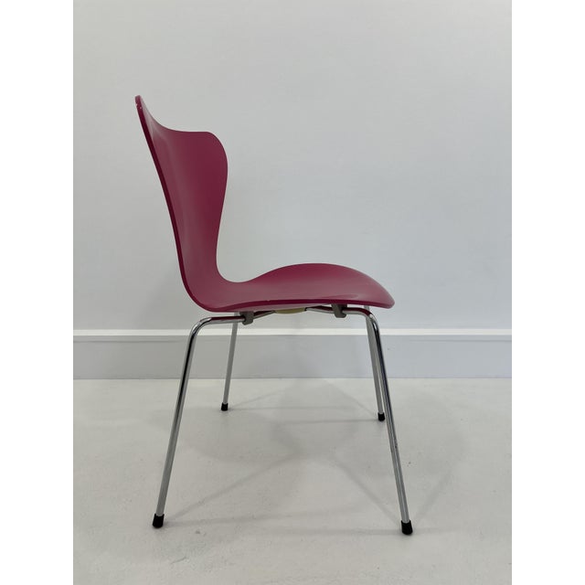 Chair mod. 3107 designed by Arne Jacobsen in 1955. This model is pink, the songs are wood color, the footing chrome. The...