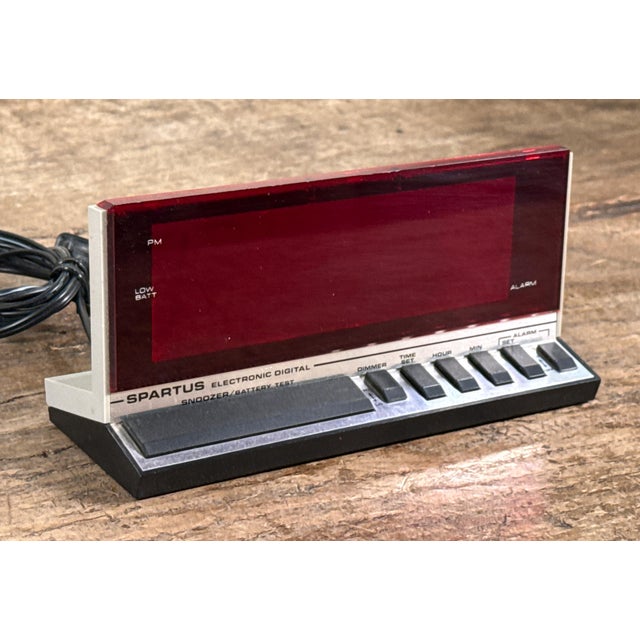 Vintage 1980's Retro Spartus Electronic Digital Alarm Clock For Sale - Image 4 of 8