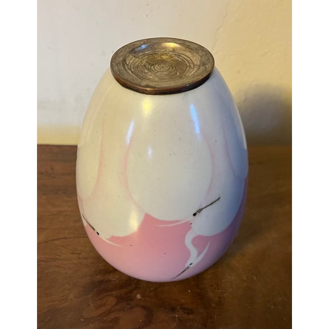 Antique 19th Century Japanese Meiji Wireless Cloisonne Bird Vase Decorated With Egrets or Cranes in Pink and White Enamels For Sale - Image 16 of 16