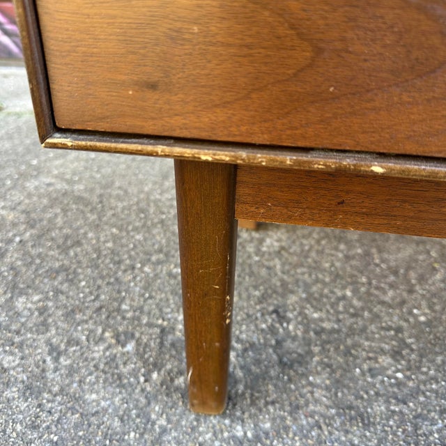 Mid 20th Century Royal American by Stanley for Distinctive Furniture Walnut Rosewood Nightstand For Sale - Image 10 of 12