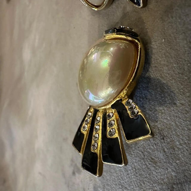 Gold 1980s Vintage Gilted Metal Black Enamel and Faux Pearls Italian Clip on Earrings For Sale - Image 8 of 12