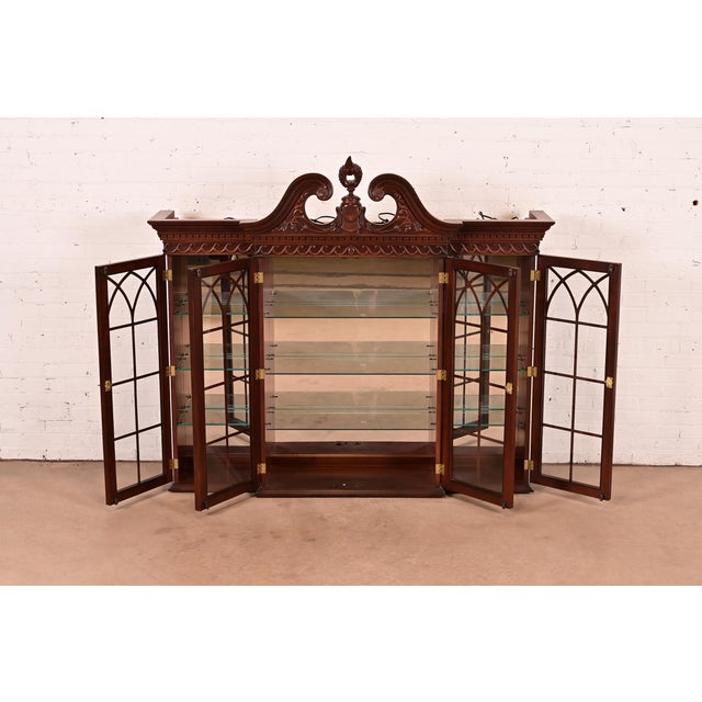 1980s Georgian Carved Mahogany Lighted Bookcase or Display Cabinet by Craftique For Sale - Image 5 of 15