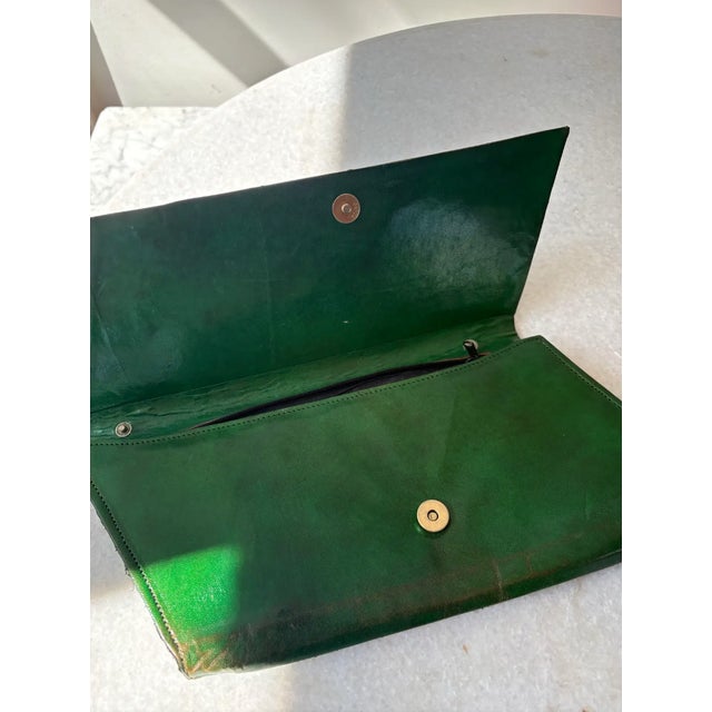 Modern Vintage Kelly Green Leather Mid Century Envelope Clutch Purse by Vailerie For Sale - Image 3 of 6