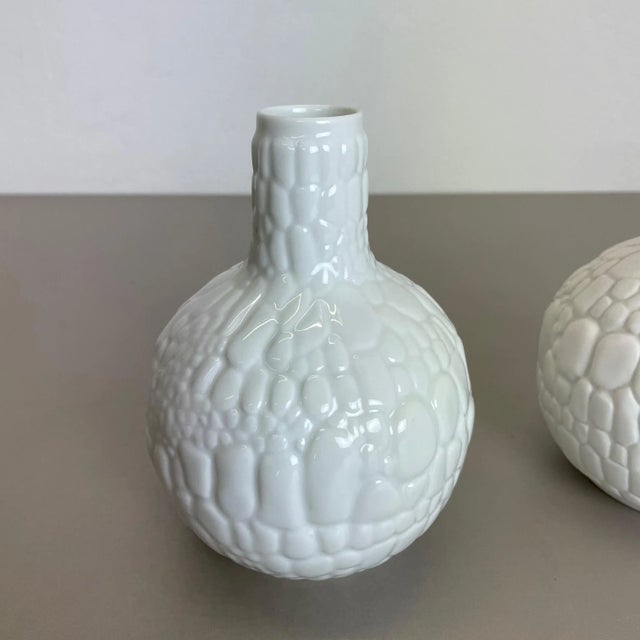 1970s German Op Art Biscuit Porcelain Vases from Ak Kaiser, 1970s, Set of 2 For Sale - Image 5 of 15