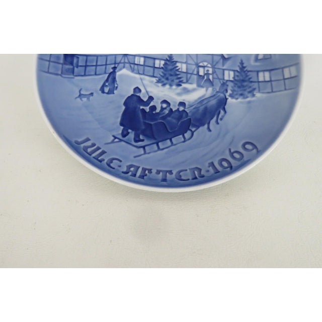 1960s Bing and Grondahl 1969 Arrival Christmas Guests Porcelain Collector Plate 5167b For Sale - Image 5 of 11