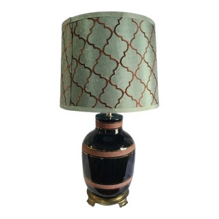 Mid Century Modern Hollywood Regency Black Ceramic Table Lamp With Shade For Sale