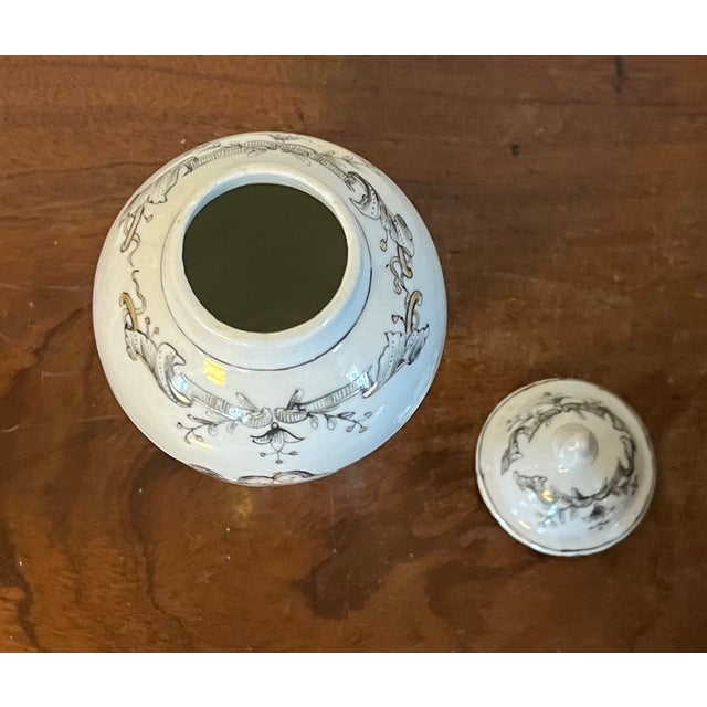 Antique 18th Century Qianlong Chinese Export Porcelain Tea Caddy Urn Decorated en Grisaille With Courting Couples For Sale - Image 10 of 12