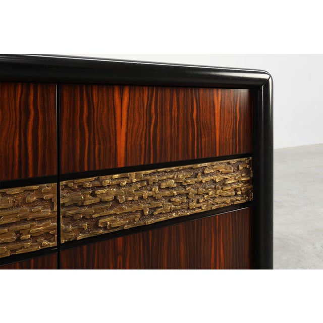 This exceptional Italian Brutalist credenza from the 1970s embodies the sculptural sophistication and material boldness...