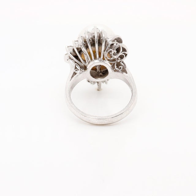 Metal Mid-Century Platinum, Pearl, Emerald, & Diamond Cocktail Ring For Sale - Image 7 of 10